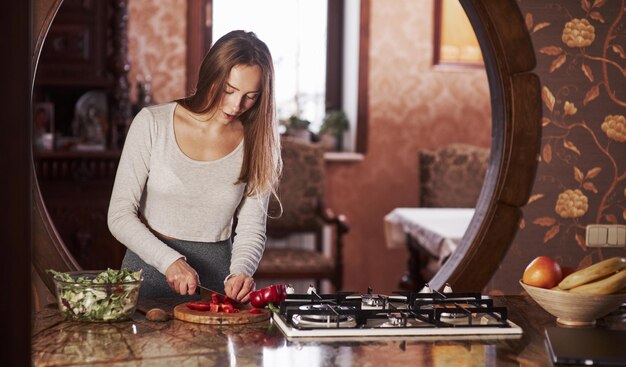 Kuchár pripravujúci jedlo