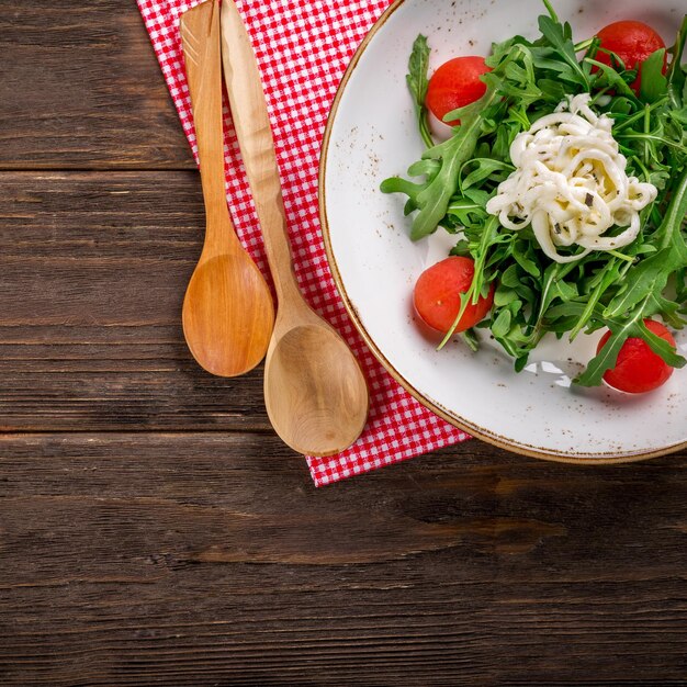 Šalát a kuchynské nástroje